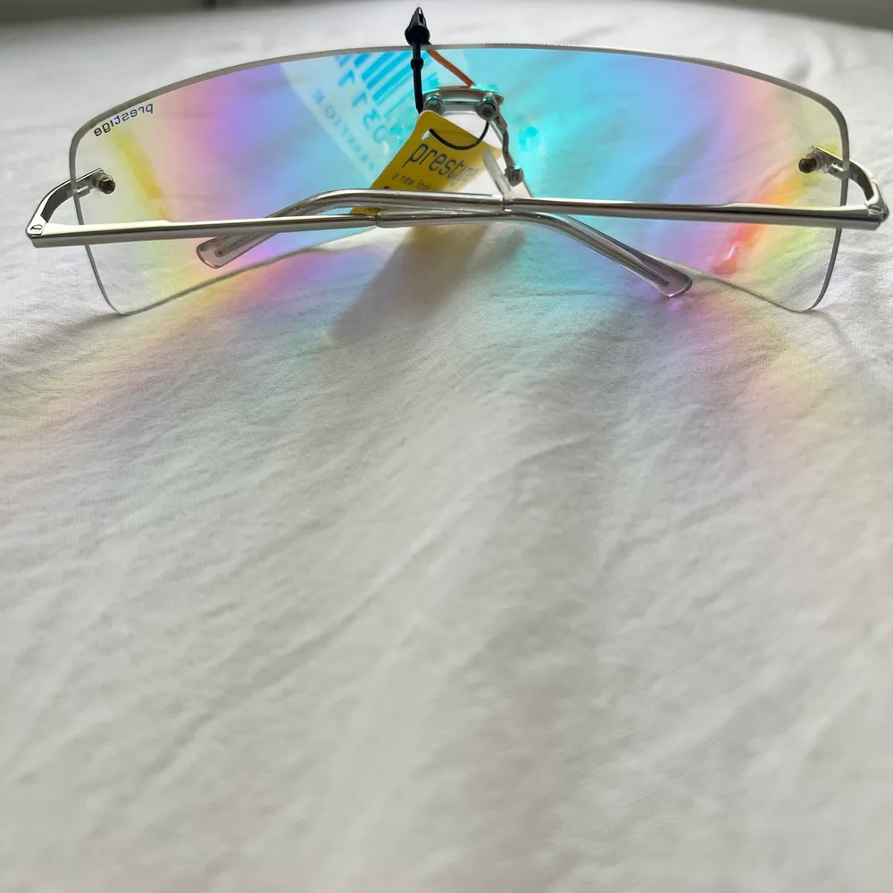 Y2k solglasögon i prism färg -ish från Prestige. Helt nya med lappen kvar. Skriv privat för mer bilder! 100kr + frakt 💓 Kontakta mig innan du klickar på ”köp nu” :). Accessoarer.