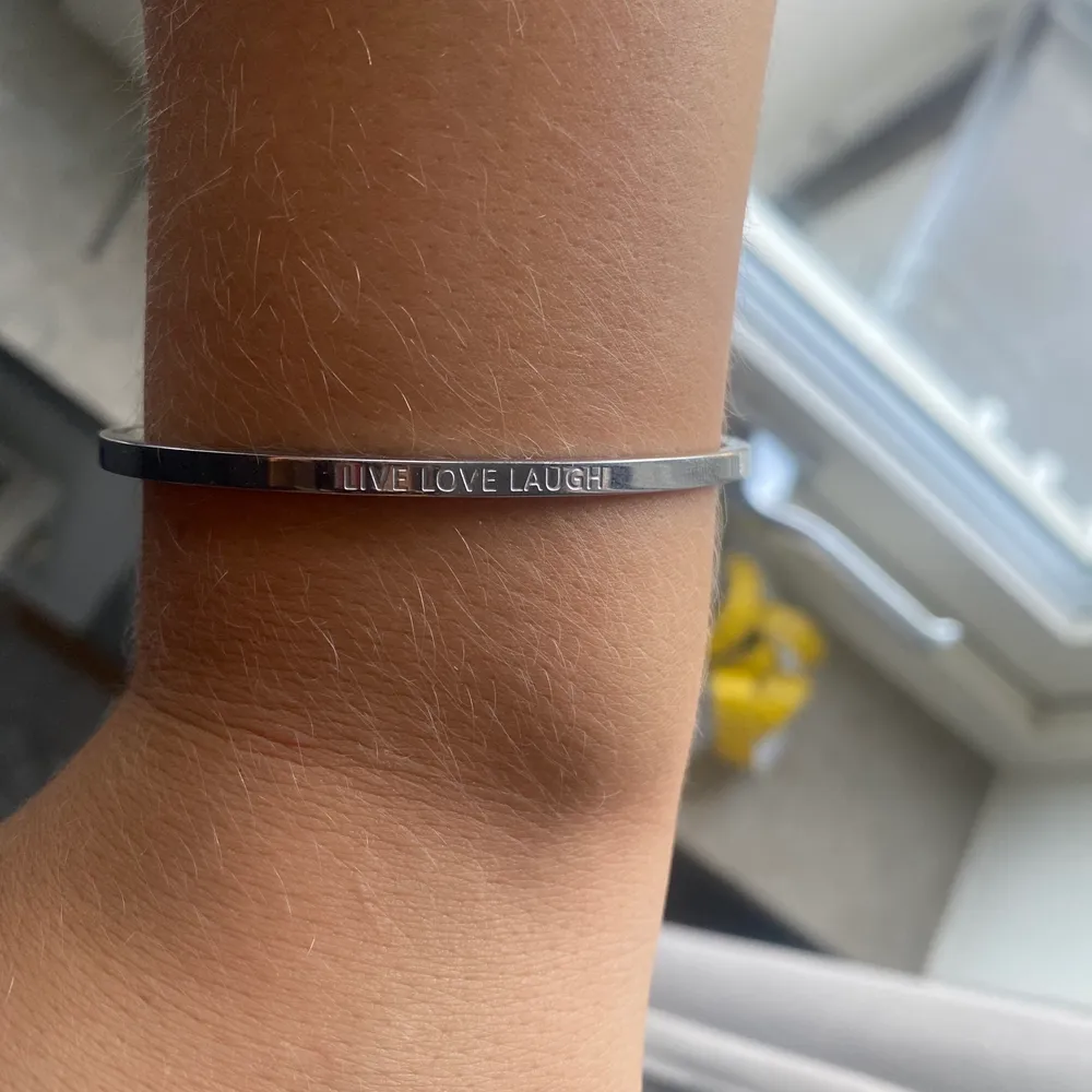 Armband från raglady där det står ”live laugh love”. Övrigt.