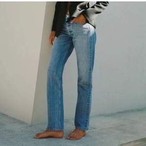 Midrise zara jeans i storlek 34! Lånade bilder💕