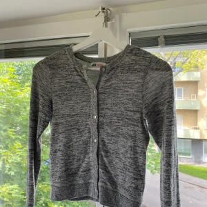 Grå kofta - Grå kofta från hm i storlek 134-140 men passar mig som vanligtvis har xs, s❤️ frakt 66kr skriv till mig vid frågor❤️