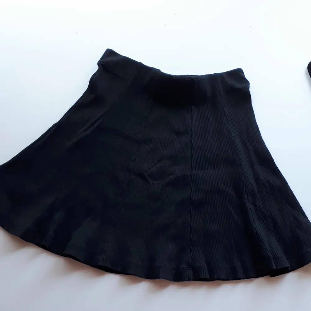 Svart kjol i ribbat material!🖤 Supersnyggt med stickat upptill och till sommaren🖤 Säljer då jag inte använder kjolar så ofta 😅 Hör av dig för frågor eller om du vill ha mått! Det är barnstrl 158/164 vilket motsvarar XS/S. Kjolar.