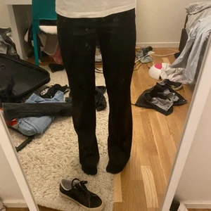 kostymbyxor  - Svarta kostymbyxor som är lågmidjade. passar mig som är ca 160cm.