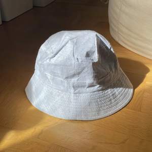 Vit fiske hatt som är helt oanvänd och säljer för endast 40kr!🤍