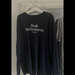 Peak performance tröja - Mörkblå långärmad peak tröja, bra skick Använder den aldrig därför säljer ja den