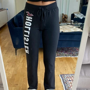 Mjukisbyxor - Svarta mjukisbyxor från Hollister i storlek XS, gott skick. Köparen står för frakten.💕