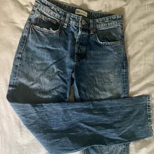 Jag säljer mina fina jeans från zara i modellen mid rise straight eftersom att dem inte sitter bra på mig, dem är i storlek 36 och jag köpte dem i våras och har använt dem några gånger. Jeansen är mörkblå och i ganska bra skick. budet ligger på 135kr!💓