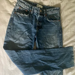 zara mid rise straight jeans - Jag säljer mina fina jeans från zara i modellen mid rise straight eftersom att dem inte sitter bra på mig, dem är i storlek 36 och jag köpte dem i våras och har använt dem några gånger. Jeansen är mörkblå och i ganska bra skick. budet ligger på 135kr!💓