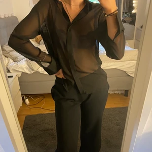 Mesh topp - En svart mesh topp i oanvänt skick, supersnygg att ha med något snyggt i spets under t.ex!💕 märket stay, köpt ifrån Carlings! Gör att köpa spårbar frakt för 59kr eller ospårbar för 45kr🤍