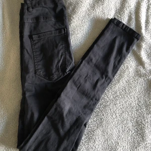 Molly-jeans från Gina Tricot, strl M - Jeans i modellen molly med hög midja, från Gina Tricot i storlek M. Använda men i fint skick. Ser lite gråa ut på bilden men de är svarta. 