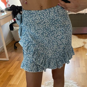 Blå kjol - Kjolen ser grå ut men det är ljusblå. Jättefin och aldrig använd då den inte är min stil längre❤️ Köparen står för frakten!