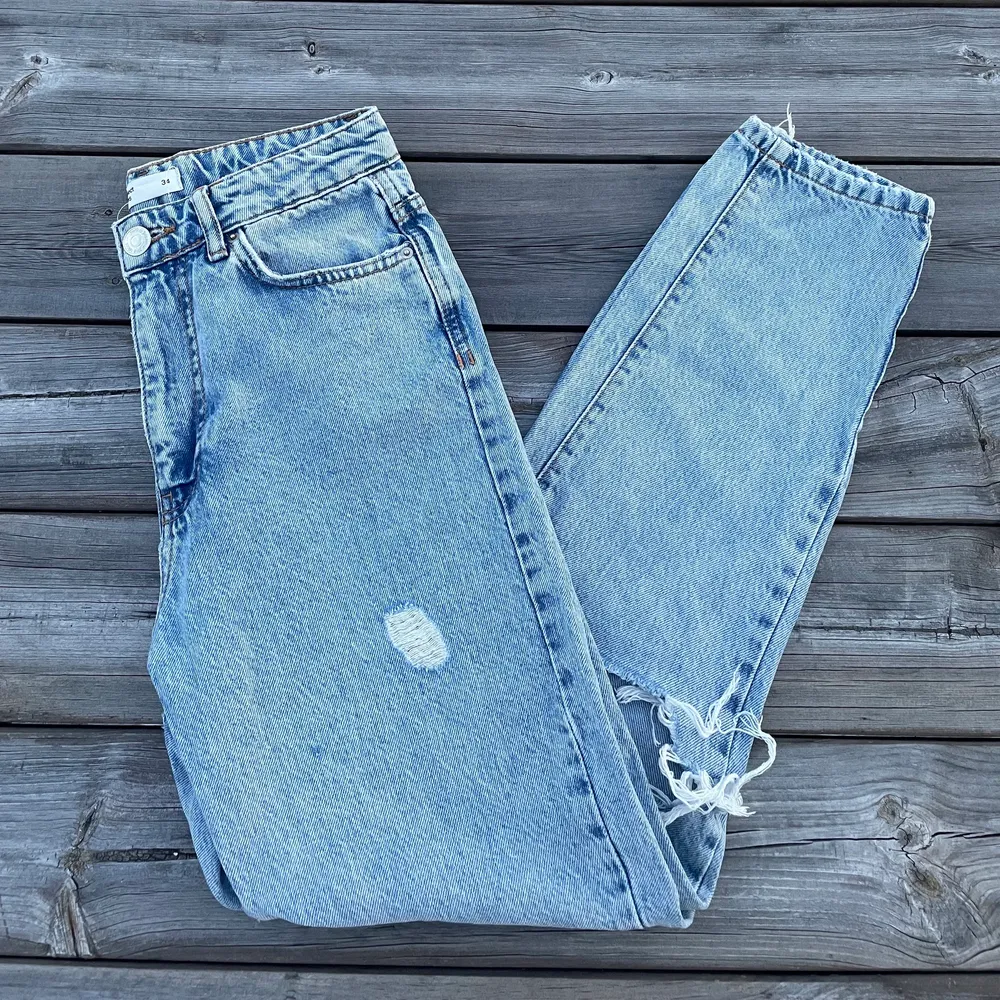 Säljer även dessa jeans från Gina tricot då dom inte längre används. Jeansen är i bra sick och kvaliten är hög. Modell: ”Dagny Mom Jeans, it blue destroy”. Skriv för mer info & bilder🫶. Jeans & Byxor.
