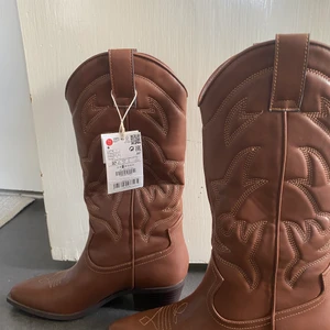 Cowboyboots - Säljer mina helt oanvända cowboy boots från zalando strl 37