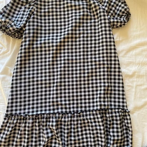 Klänning - Säljer om denna rutiga klänning ifrån H&M. Den är köpt här på Plick men kommer inte till användning längre, med mkt bra skick ❤️ Den är super fin och har ett väldigt tunt material, skriv vid frågor eller fler bilder 🙌