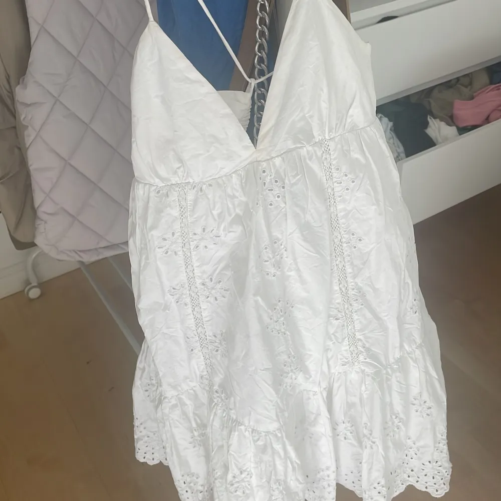 Intressekoll på min vita zara klänning. Har blivit använd få gånger och köpte den för inte alls längesedan finns dock ett litet hål på insidan av klänningen som ej syns. Säljer bara vid bra bud då jag är osäker på om den ska säljas! Köpt för 399 kr.. Klänningar.