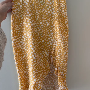 Gul kjol - Söt, gul kjol med blommor på. Strl XS, från SHEIN. Superfin på men passar tyvärr inte mig längre. 