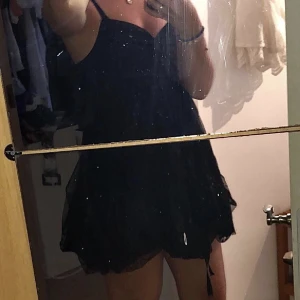 Tyllklänning Ida Sjöstedt  - Säljer nu min superfina tyllklänning klänning från Ida sjöstedt som är helt som ny!!! Glitter & tyll i storlek SMALL!!💕⭐️ jag är 170 cm lång🥰 nypris: 3600 kr & mitt pris 350 kr + frakt då skicket är precis som nytt!!⭐️ 