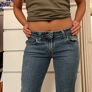 Levis lowwaist bootcut - Ett par fina Levis lowwaist bootcut jeans som jag köpte i en second hand i Paris. Har inte plats därför jag säljer. Jeansen är lite långa på mig. Köpare står för frakten annars möts jag upp i Sthlm 