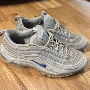 Nike air Max 97 - Lite slitna inuti skorna i hälen, annars bra skick.