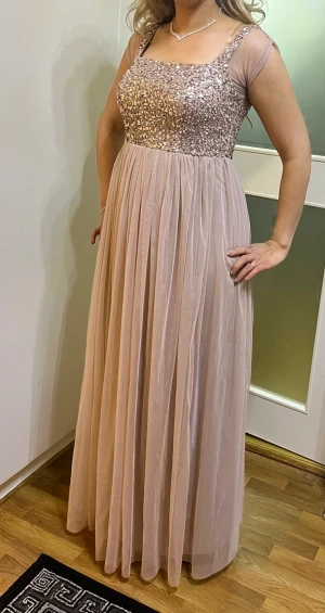 Festklänning - Festklänning i fint skick  stl S