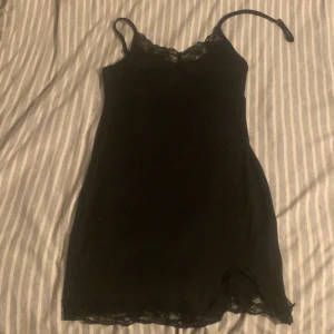 Svart klänning med spets - En jätte gullig kort klänning med spets längst ned och vid v ringningen vet inte var den kommer ifrån storlek M. Ena bandet är trasigt men de går att fixa 