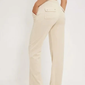 Juicy couture strl M - Säljer nu mina juicy couture toweling byxor då dom inte kommer till användning och dom är förstora, jätte fina men lite gråa längst ner, jag ska försöka få bort det men så ni är medvetna om det. Annars ör dom jätte fina. Köparen betalar frakten