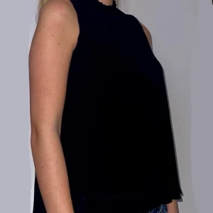 Plisserad topp - Svart linne i veckat tyg (syns inte på bilderna). Stlk XS, passar även S🤍