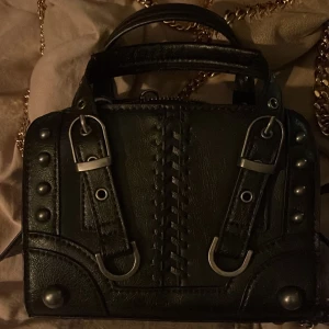 Väska  - Säljer nu denna jättefina väska från zara då den inte kommer till användning💕Köpt för 400kr, använd 2 gånger💕 150+frakt