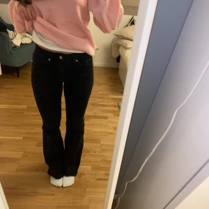 Lågmidjade jeans  - Lågmidjade bootcut jeans från mango. Jag är 160 cm och byxorna passar bra i längden. Jeansen är i fint skick💗