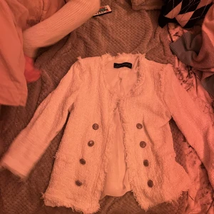 Zarajacka - Skitsnygg zara jacka som passar lika bra till fest som vardagsjacka, säljer då den inte kommit till användning 🫶