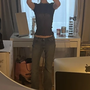 Blåa jeans - Jeans från Vero Moda. Bali jeans slim. Strl 40/32. De är dock Insydda i midjan så skulle tippa på att de är i strl 36/32 nu. 💗