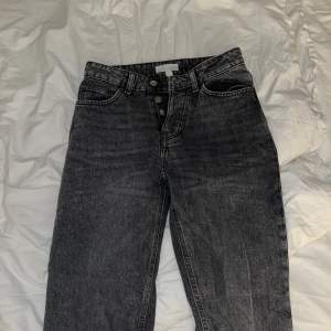 Mörk grå mid rise jeans från hm, säljes då de inte kommer till användning. Är storlek 34 men mer som en 36. Nypris 600