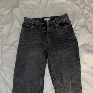 Raka midrise jeans - Mörk grå mid rise jeans från hm, säljes då de inte kommer till användning. Är storlek 34 men mer som en 36. Nypris 600