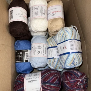 GARN & VIRKNÅLAR - 20 GARN & 6 VIRKNÅLAR!🥰 allt är i nyskick!❤️nypris är 700 kr för allt & säljer allt för 400 kr + frakt 💘 finns 3 garn av varje färg förutom den mörkblåa där det finns 2 st🌙