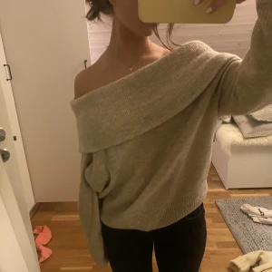 Offshoulder tröja - Offshouldertröja från hm i bra skick, storleken är XS men den skulle nog också passa S och M då den är stor i storleken💗 Färgen är beige/ljusgrå
