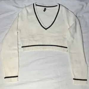 Fin vit stickad tröja från H&M använd fåtal gånger! 🤍Det är storlek s men m funkar också.