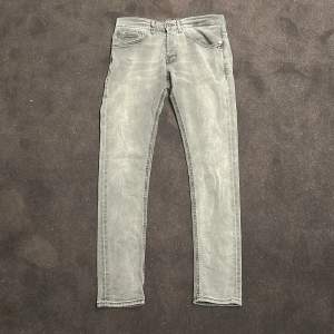 Säljer dessa gråa dondup jeans då dem inte passar mig längre. Använda fåtal gånger. Original pris 2800kr (pris kan diskuteras). 