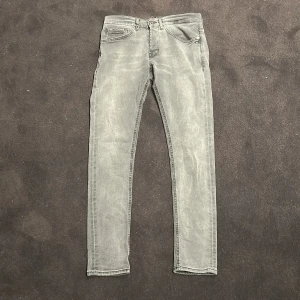 Dondup George jeans 32/30 - Säljer dessa gråa dondup jeans då dem inte passar mig längre. Använda fåtal gånger. Original pris 2800kr (pris kan diskuteras). 