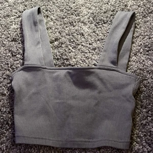 Topp - Snygg grå topp. För tight för mig :// 