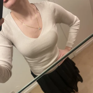 Långärmad tröja i beige - Jättefin långärmad tröja i beige säljes, med ribbat material, lite mindre passform med elastisk. Passar både s/m