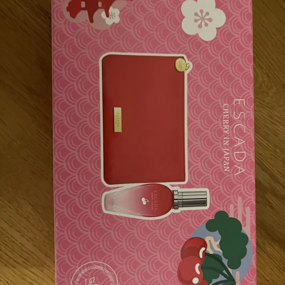 Säljer dam parfym Escada Cherry In Japan Edt 30 ml parfym och ingår necessär till den. Ligger i kartong parfym är aldrig använd. Ny.   Tar emot Swish och postar.   . Övrigt.