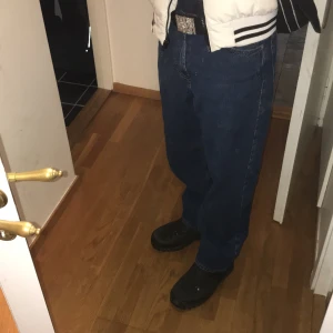 Casual sweetskates - Jag är 180 cm. Jag köpte dom från junkyard i stockholm för 5-6 hundra. Dom är w 27 och L 32. Dom har använts kring 12 gånger . Jag stör mig på det gula märket och vill inte ha dom längre.