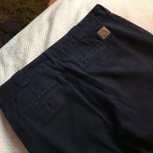 Carhartt chinos - Carhartt Master pant II - Bra skick. Har lite små märken men inget som syns om man inte letar noga. Storlek 32/32. Straight / relaxed fit 