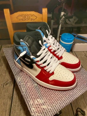 Jordan 1 fearless - säljer mina jordan 1 fearless. Fint skick 8/10 lite matta i sulan men fint skick överlag. Kartong och  äkthetsbevis följer med. Snabb affär=billigare