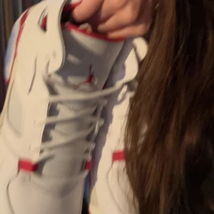 Jordans flight club - Säljer nu mina jordan flight club 91 då jag tröttnat på dem, sparsamt använda, bara att skriva om ni vill ha bättre bild på, skorna ordinarie pris 1700kr, köpare står för frakt!!