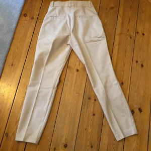 3 par byxor. Paketpris 50:- - 3 par slacks byxor från Hm. Ett par off white, ett par marinblå och ett par varm beige färg. Paketpris 50:- för alla 3