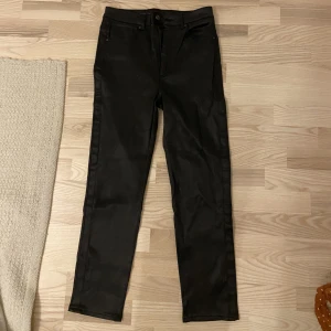Skinnbyxor - Gott skick Liten reva vid ena byxfickan