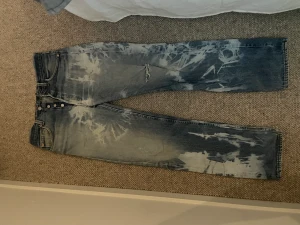 Levis 501 33/32 - Bra skick. Hål i ena knät 