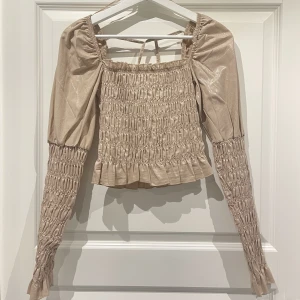 Beige Top - Säljer denna söta beiga toppen från Gina Tricot. Helt ny med taggar kvar, storlek S. Säljs för 90kr. 