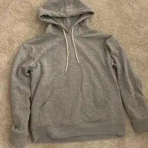 Jag säljer en grå hoodie i storlek S från h&m. De är en jätte skön hoodie med lurvig insida och är väldigt bekväm. Den är använd max 3 gånger och var inget för mig.