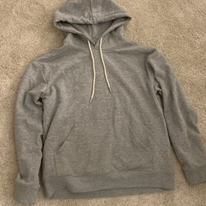 Grå hoodie från h&m - Jag säljer en grå hoodie i storlek S från h&m. De är en jätte skön hoodie med lurvig insida och är väldigt bekväm. Den är använd max 3 gånger och var inget för mig.